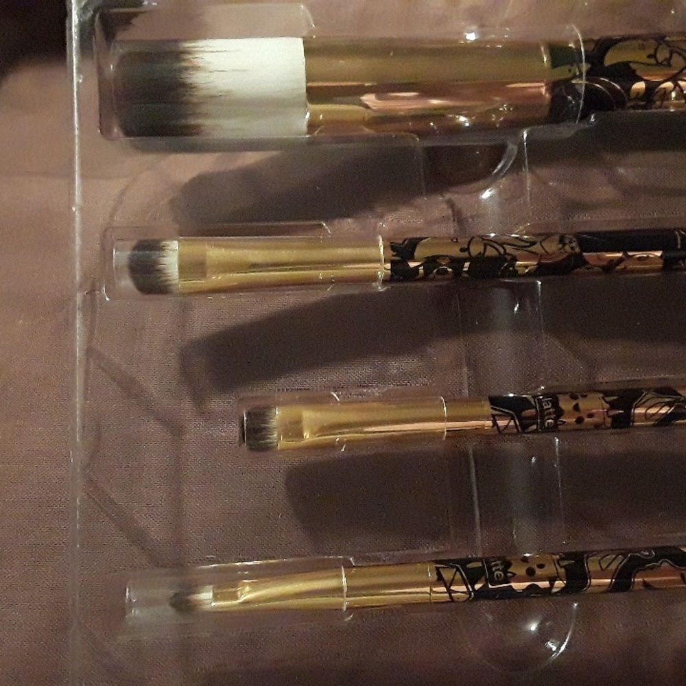 Tokidoki Pittura 4 pc Brush Set: 24 Karat Edition Rare Makeup Brushes LE Charms - Picture 16 of 16